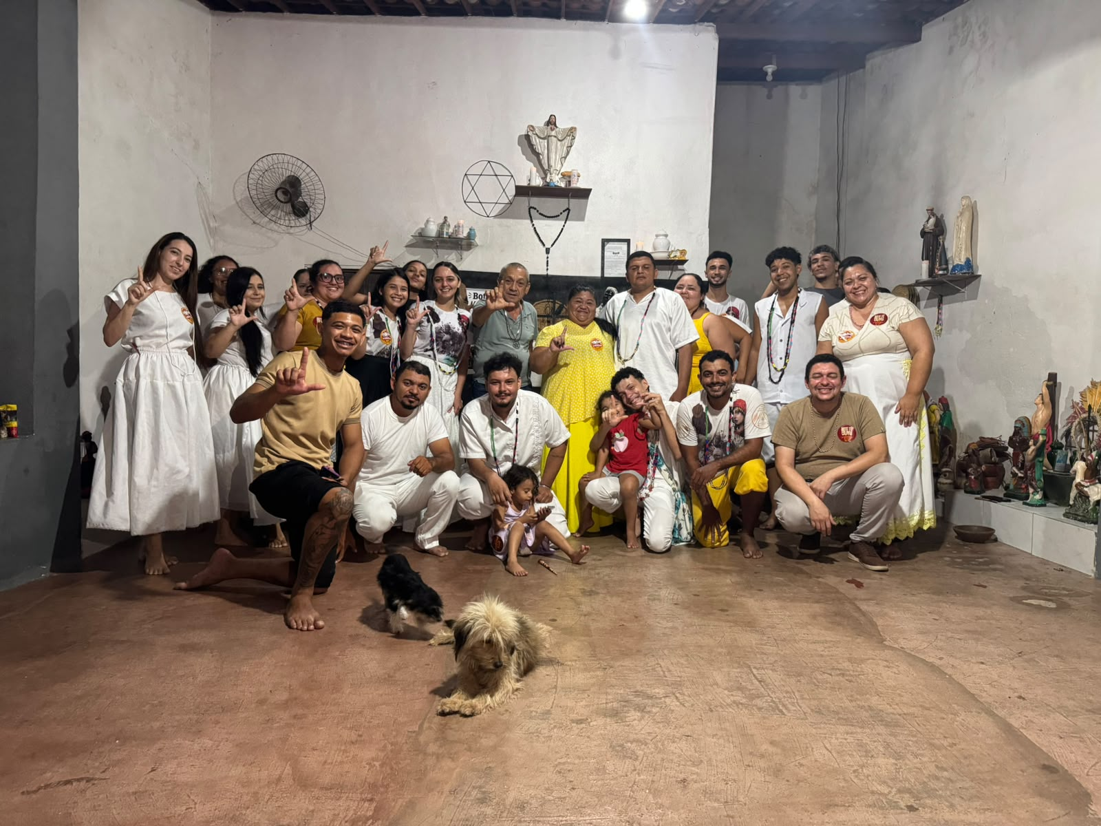 Grupo reunido em terreiro durante caminhada da candidatura coletiva