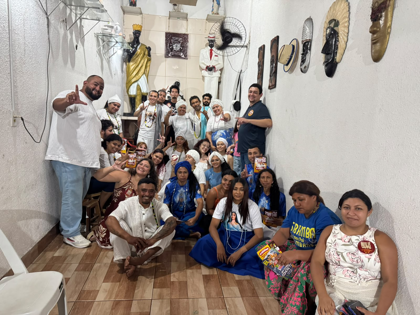 Pai Gerson e apoiadores em encontro comunitário no terreiro